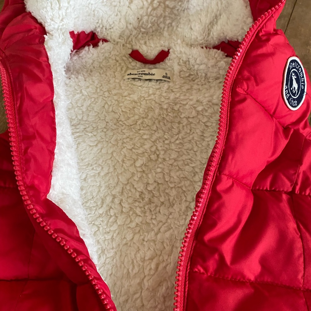 Brand new without tags abercrombie kids Sherpa lined vest size small.